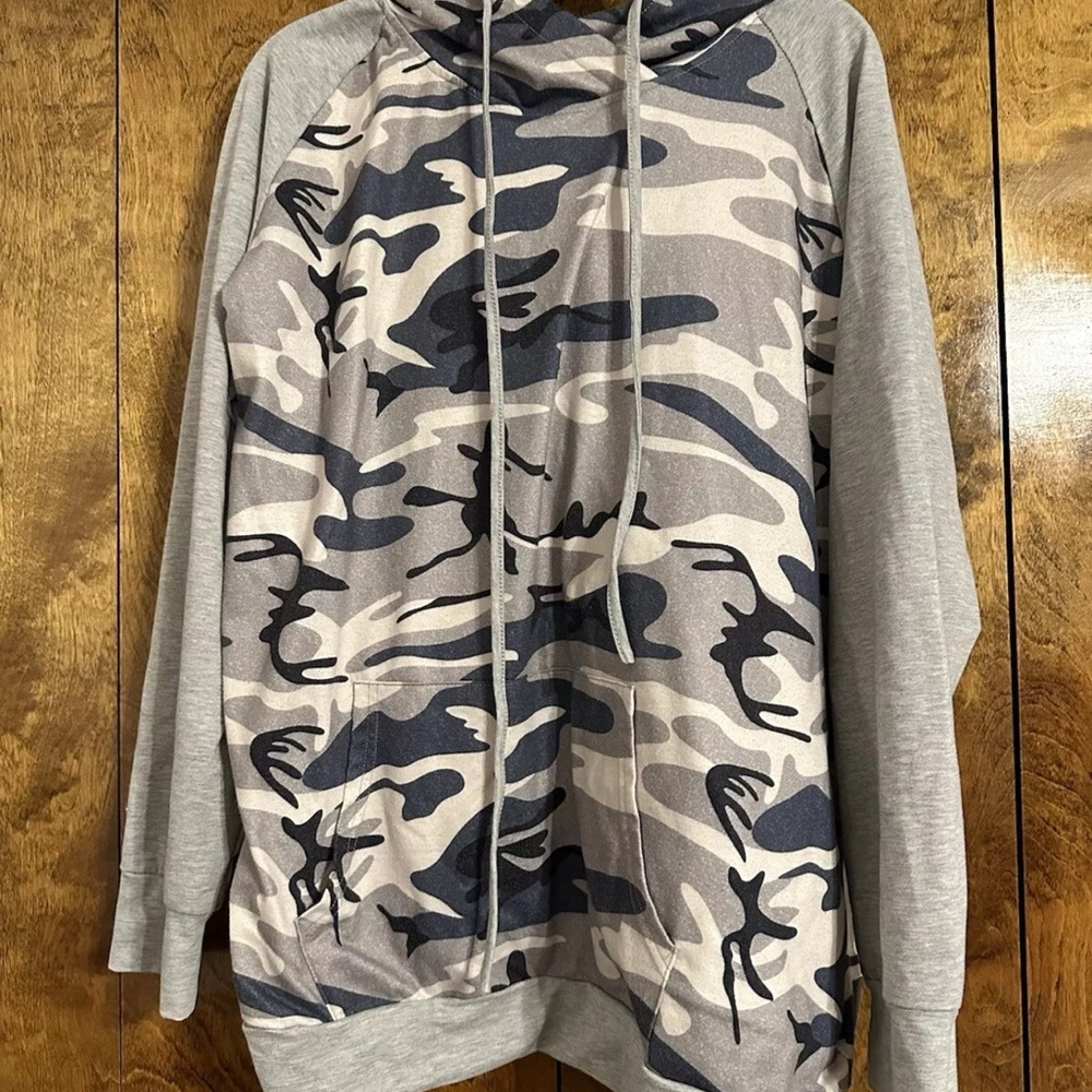 Camouflage XL Hoodie with Gray Sleeves